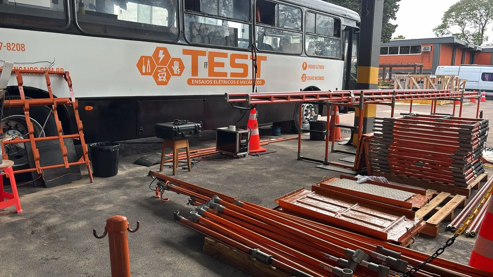 Equipe realizando ensaio elétrico